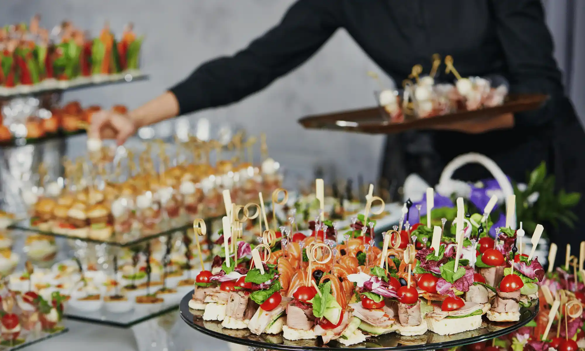 Закуски для офісного фуршету: 5 видів канапе та брускет за 20 хвилин