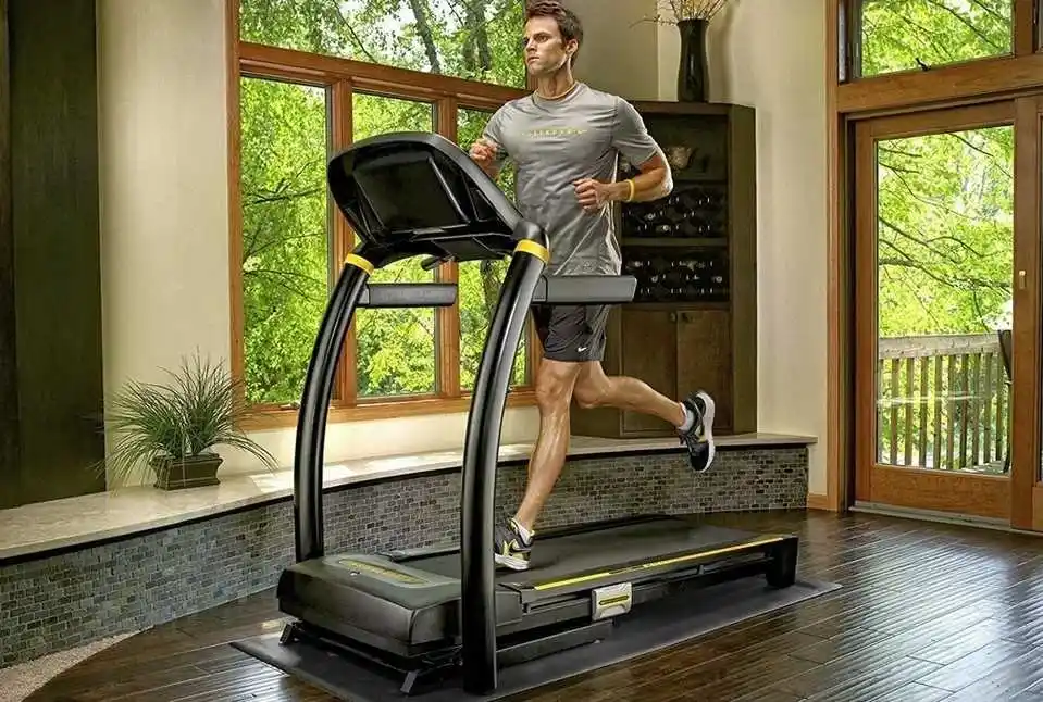 Беговая дорожка — популярный кардиотренажер для домашних и профессиональных тренировок