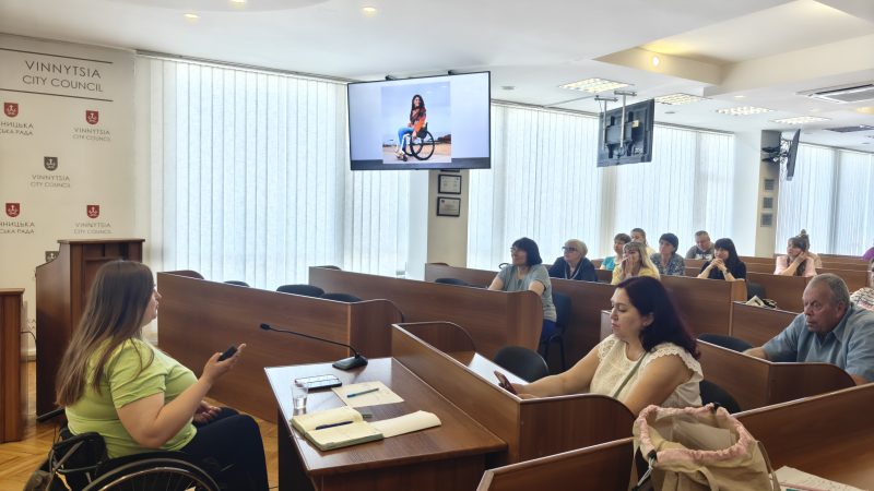 Двори без бар’єрів: у Вінниці голів ОСББ навчають доступності та коректної комунікації
