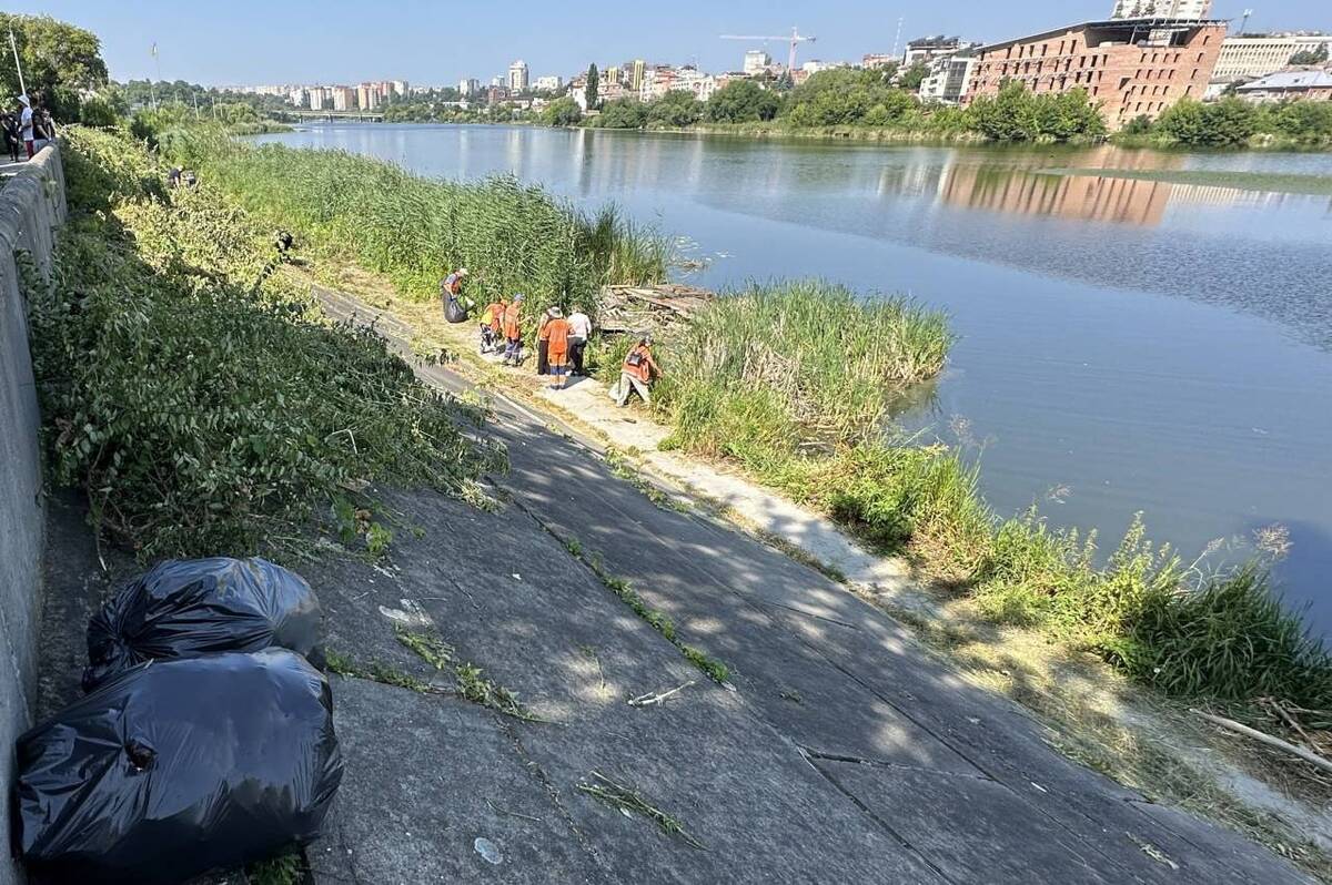 Ось кілька варіантів, до 160 символів, без тега strong:

* Вінниця: Набережна сяє чистотою після масштабної толоки за участю понад 50 волонтерів.
* Чиста набережна Вінниці: більше 50 небайдужих долучились до спільної прибирання.
* Понад 50 вінничан навели лад на набережній: весняна толока принесла результат.
* Вінничани об'єднались: набережна стала значно чистішою завдяки 50+ волонтерам.
* Велика толока у Вінниці: 50+ небайдужих перетворили набережну на чистий простір.