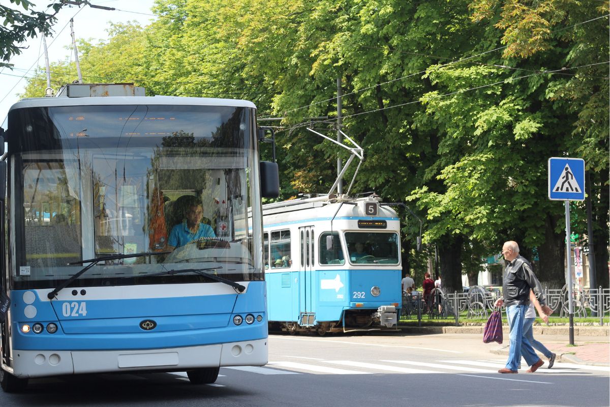 Ось кілька варіантів назви, що відповідають вашим вимогам (до 160 символів, без тегу strong):

Вартість проїзду у Вінниці: що думають мешканці? Ми запитали.
Як вінничани оцінюють вартість проїзду? Відкритий діалог.
Транспорт Вінниці: яка ціна справедлива? Голос громади.
Якою має бути вартість проїзду у Вінниці? Опитування мешканців.
Вінниця: скільки коштує проїзд? Пошук оптимального рішення.