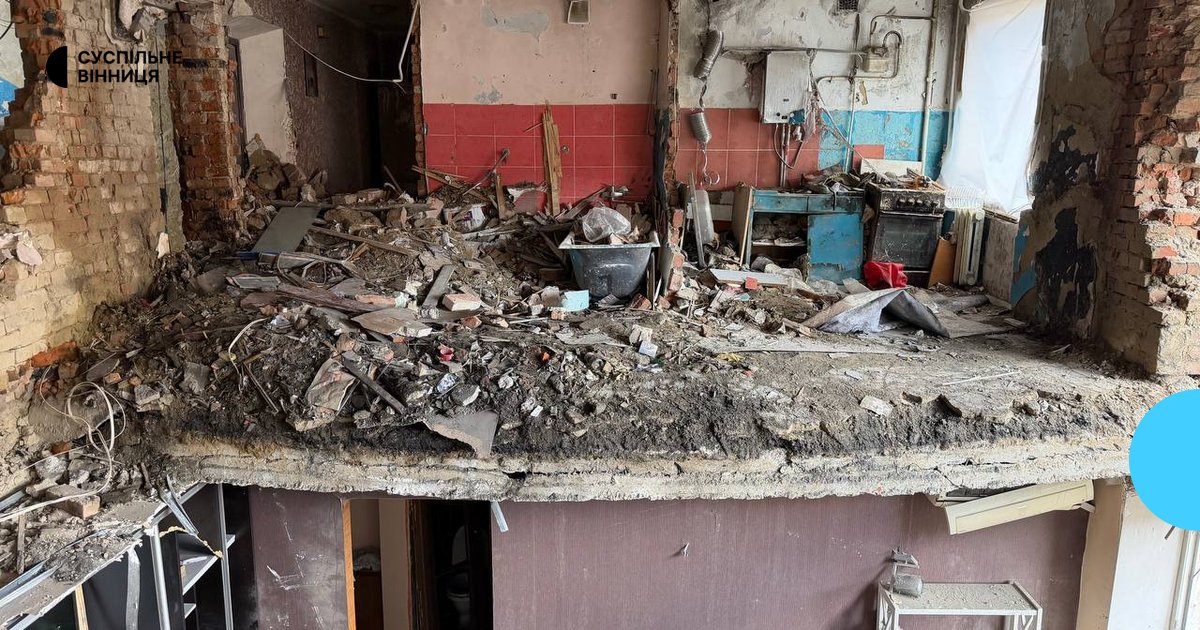 Житла немає, але жива: мешканці пошкодженої п'ятиповерхівки у Вінниці розбирають завали