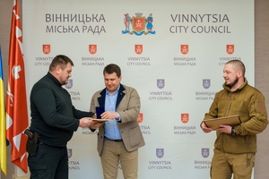 Новини Вінниці / Мер Вінниці та його заступник отримали відзнаки «За сприяння війську» від Головнокомандувача ЗСУ 